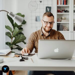 Imagen del curso Arquitectura Freelance de Arq.tec, representando el trabajo remoto de un arquitecto freelance con herramientas digitales y proyectos internacionales.