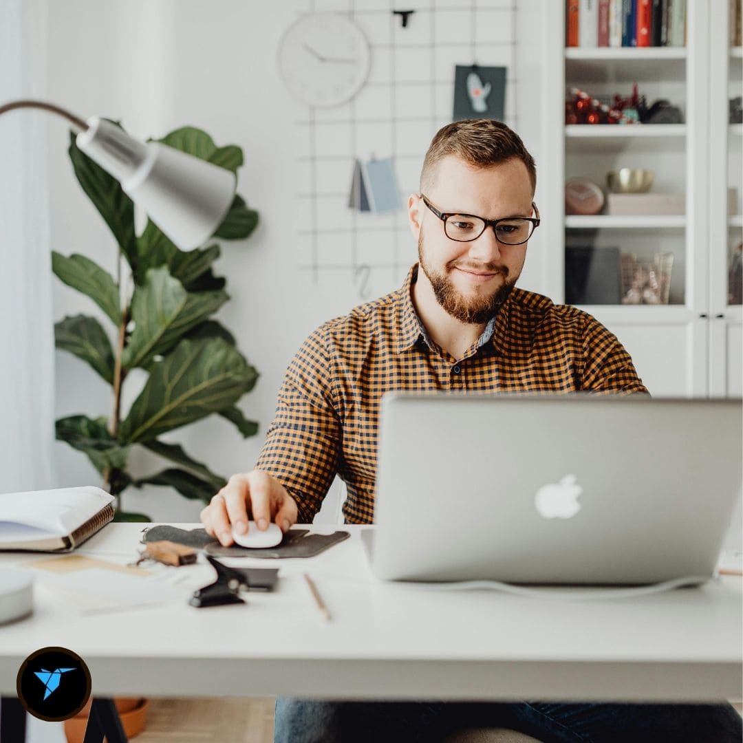 Imagen del curso Arquitectura Freelance de Arq.tec, representando el trabajo remoto de un arquitecto freelance con herramientas digitales y proyectos internacionales.