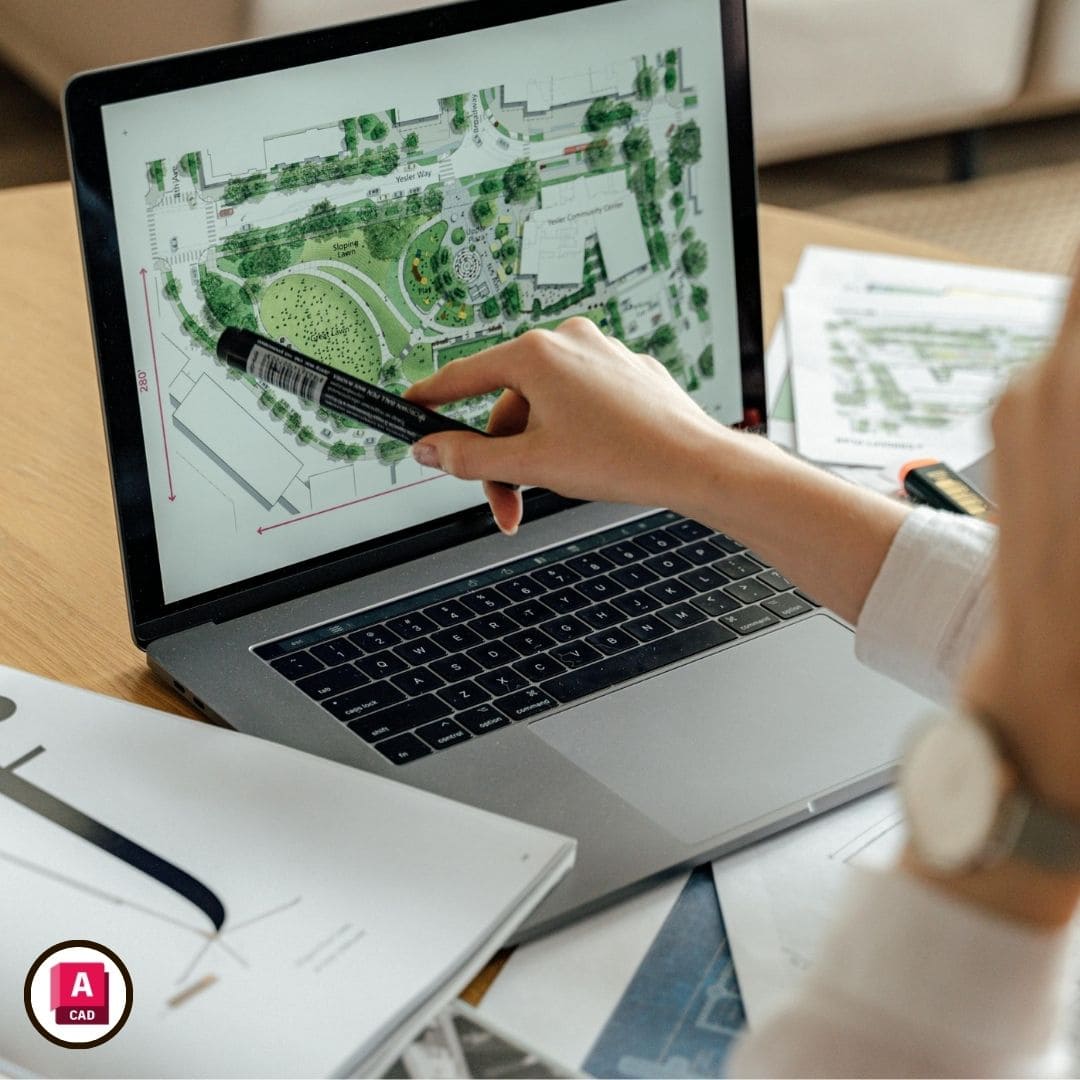 Imagen representativa del curso de AutoCAD para Paisajismo de Arq.tec, con el logo de AutoCAD en la esquina y planos de diseño de exteriores en pantalla.