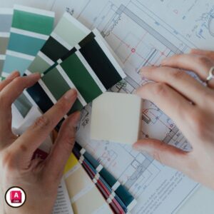 Imagen representativa del curso de Planos de Interiores con AutoCAD 2D de Arq.tec, con el logo de AutoCAD en la esquina y planos de diseño interior en pantalla.